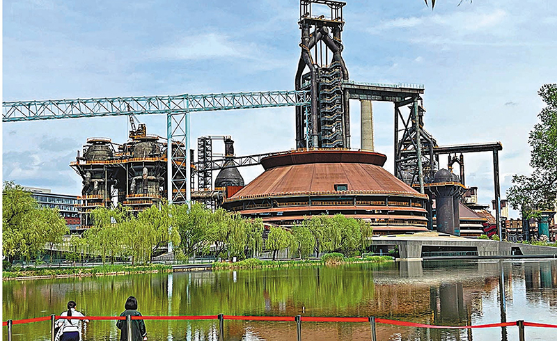 ◆遠望三高爐和秀池，秀池曾用於儲存煉鐵生產循環水，改造後建成綠色休閒公園。