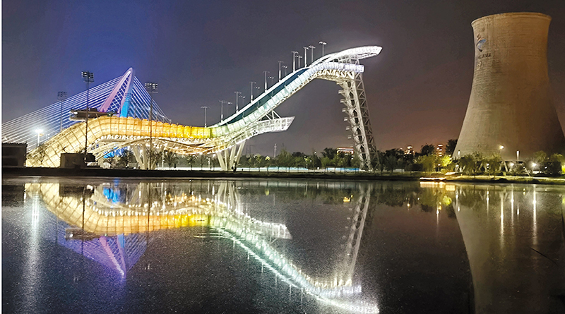 ◆工作人員在花卉節上展示用花卉製作的服飾。