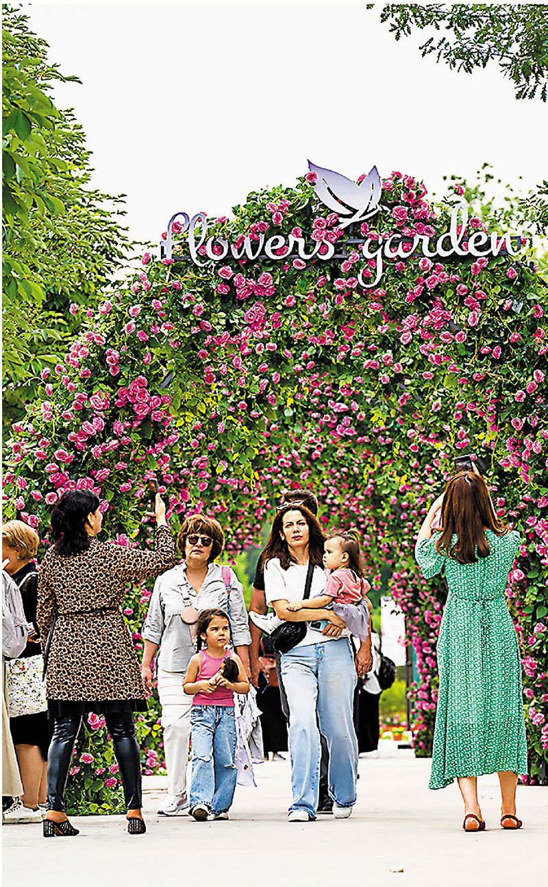 ◆人們在花卉節上拍照。