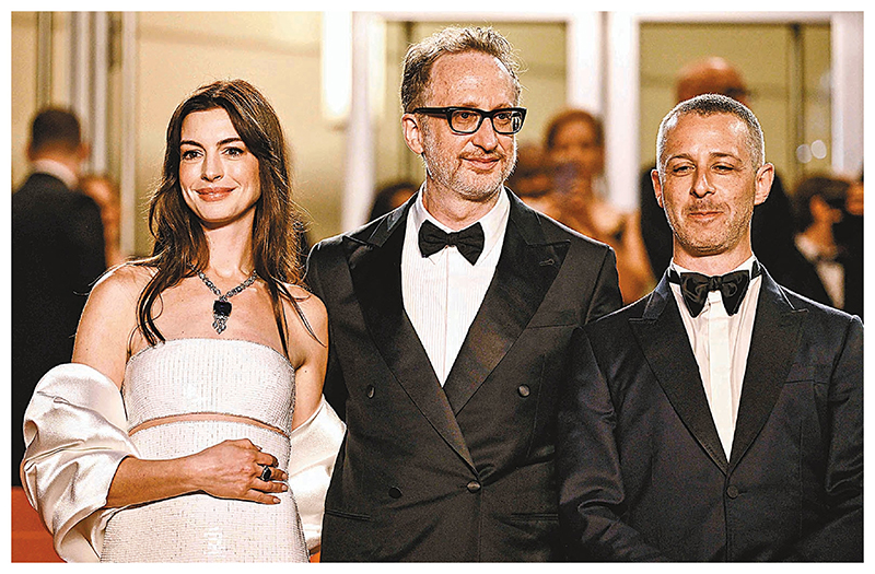 ◆ 左起：安妮夏菲維、導演James Gray及美國影星Jeremy Strong現身康城。