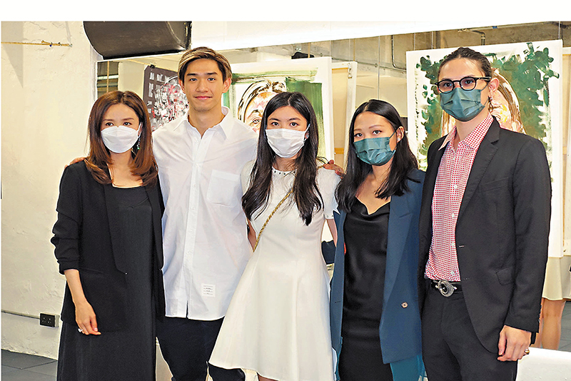 ◆吳婉芳（左）獲兒子邀請做健身。