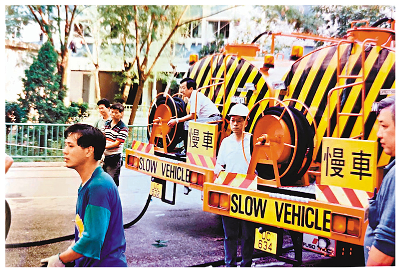 ◆1993年水淹屯門虎地泵房，屯門全市斷水，互委會協助水務署水車派水及為老幼居民送水上門。 受訪者供圖