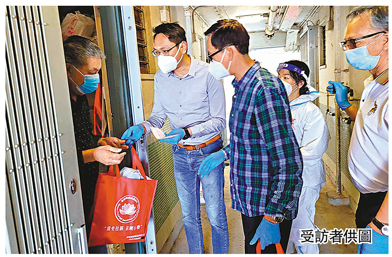 ◆疫情期間，互委會成員協助政府派發防疫包。