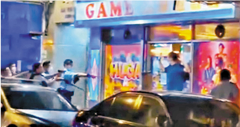 ◆片段所見，警員分持伸縮警棍及胡椒水槍（左）指向高舉雙手的疑犯。 短片截圖