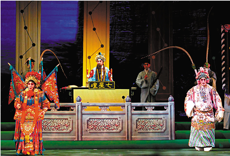 ◆兩位粵劇前輩大老倌吳仟峰和王超群演孔明夫婦，青年老倌梁兆明演周瑜。