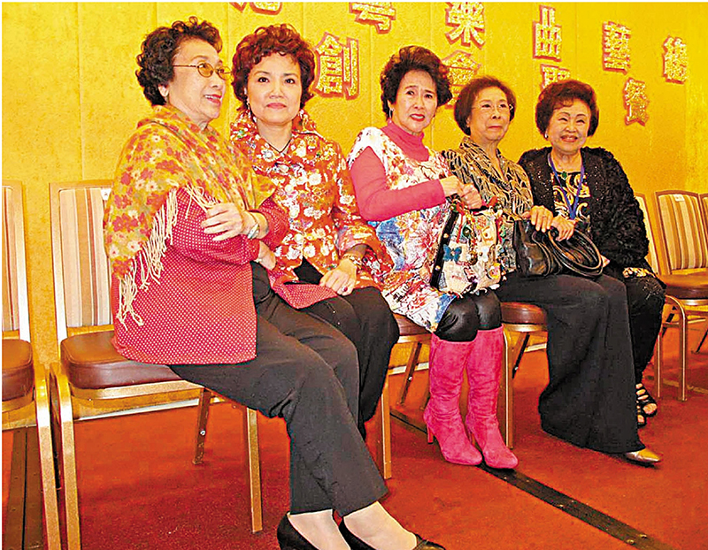 ◆  左起：任冰兒、楊麗紅、吳君麗、羅艷卿和譚倩紅出席「香港粵樂曲藝總會」成立晚宴。