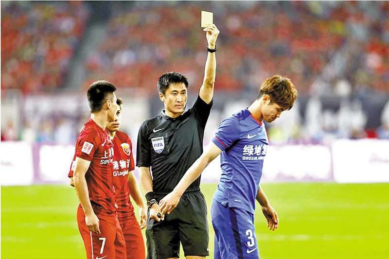 ◆馬寧（中）在中超比賽執法。 資料圖片