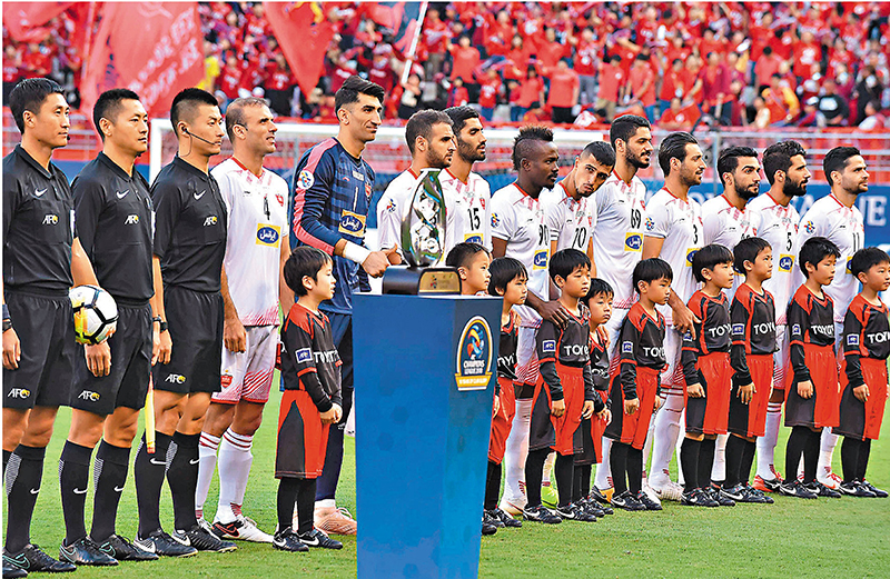 ◆馬寧（左一）於2018年亞冠盃與參賽球隊伊朗賽前合影。 資料圖片
