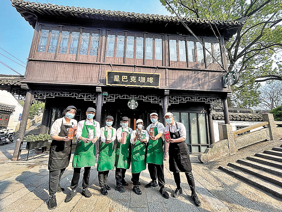 ◆ 星巴克金山楓涇古鎮店早前復工。有附近居民指，當得知星巴克恢復營業後，業主群「沸騰」了。