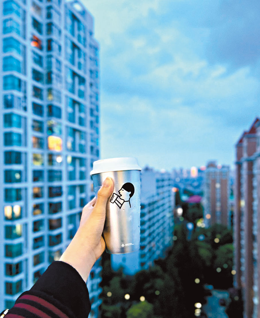 ◆喜茶上海門店也陸續復工，網民與喜茶產品「打卡」情景再度出現。