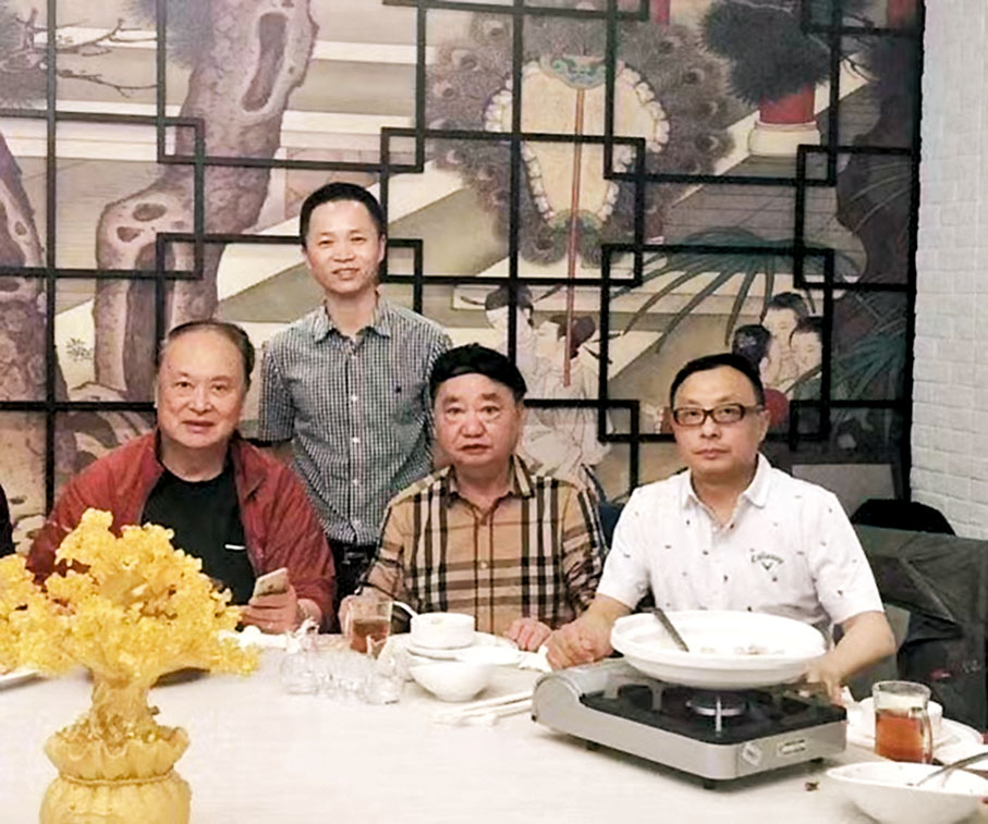 ◆羅洪德(左二)與師傅湘菜泰斗王墨泉（右二）、滬菜泰斗李耀云（左一）合影。