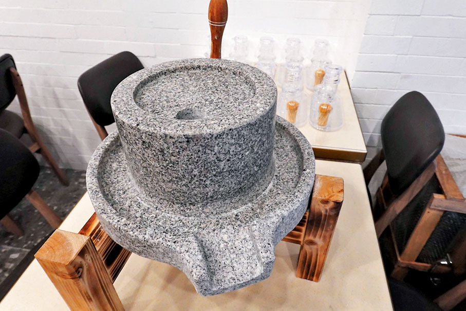 ◆羅洪德在店裏放置了一台迷你石磨，給小朋友們體驗。