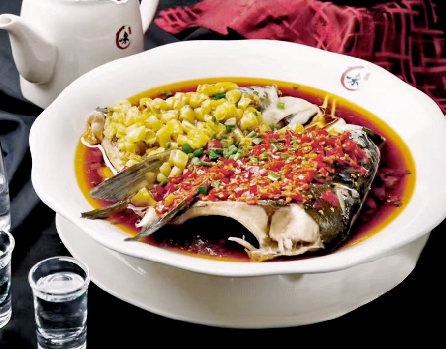 ◆鴛鴦魚頭裏的剁椒是經典的湖南滋味。