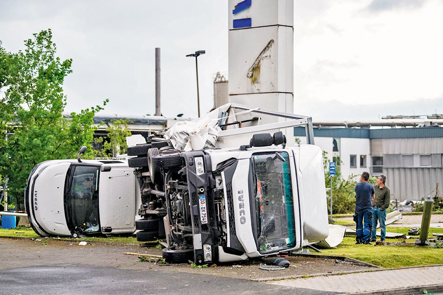 ◆  兩架車輛被吹至翻側。 美聯社