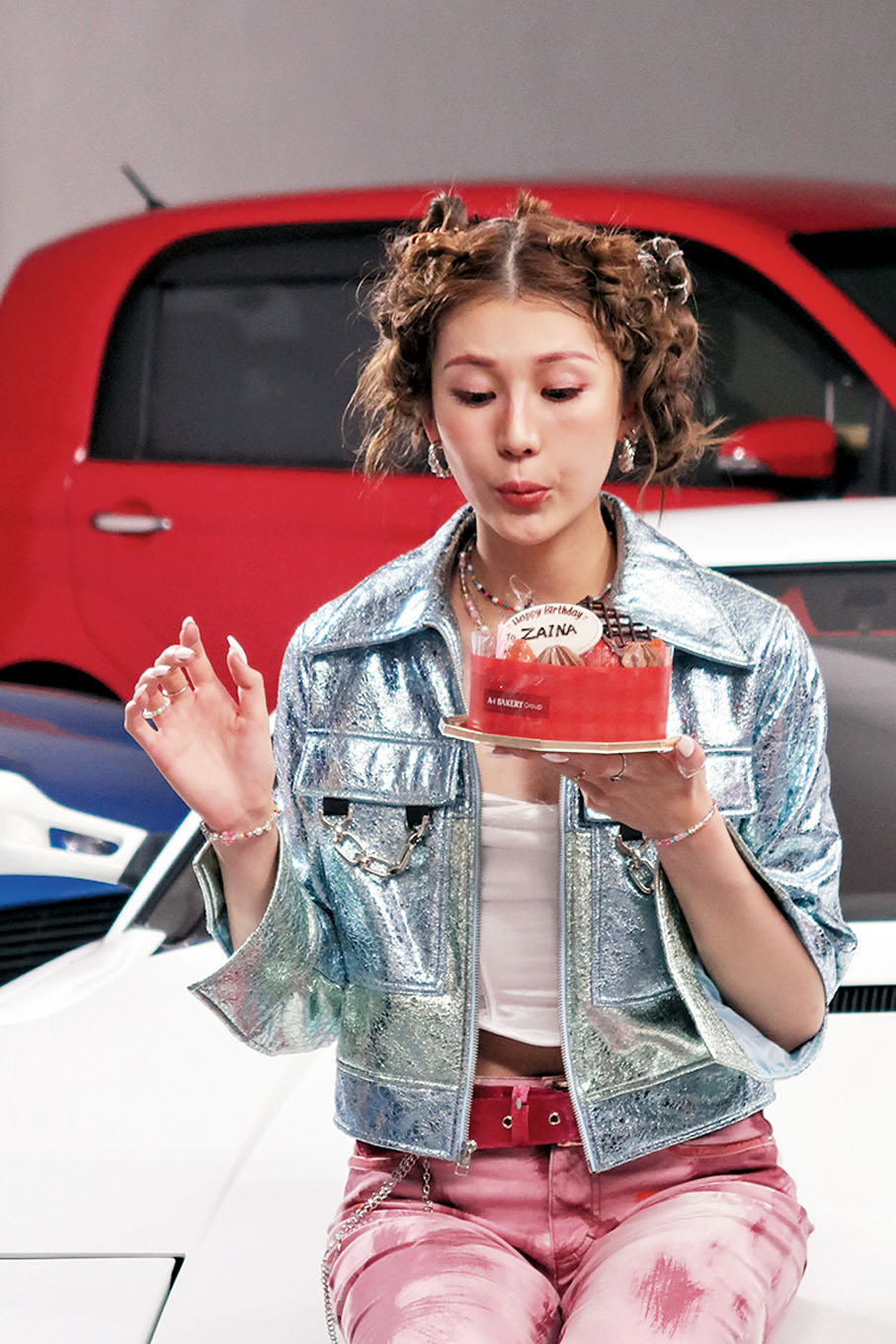 ◆ 施匡翹昨日拍攝MV，獲贈蛋糕慶生。