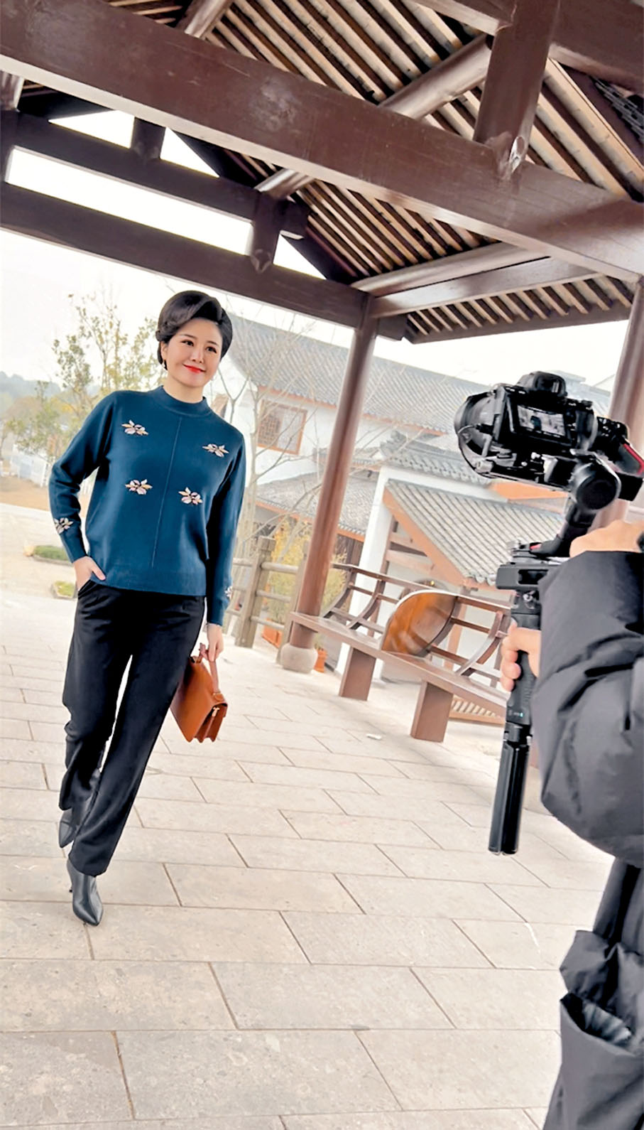 ◆梁曉晴身着中老年服飾拍外景。