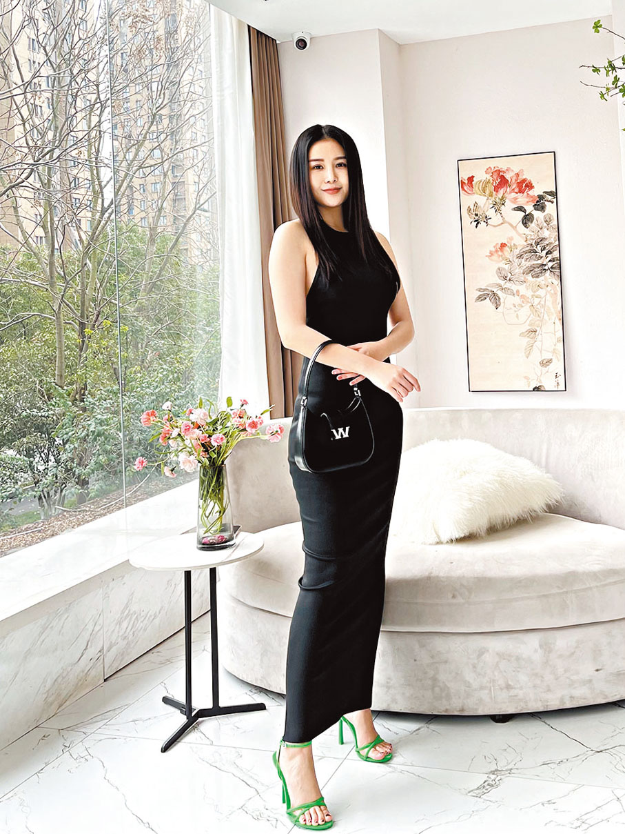 ◆梁曉晴受邀拍攝知名設計師品牌Alexander Wang的新款服飾與包袋。