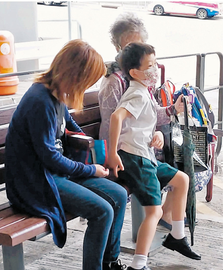 ◆8歲男童用手指住臀部被針拮位置。