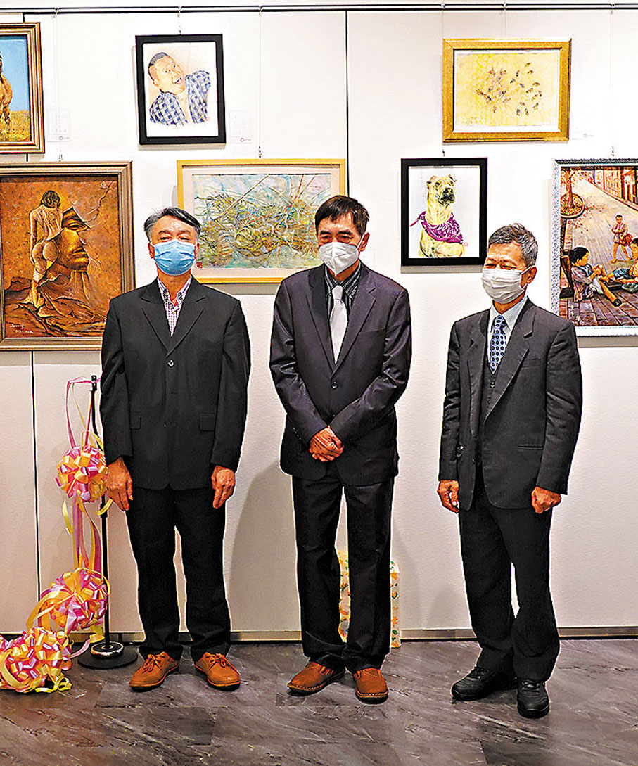◆三位畫家楊曉輝（左）、劉志強（中）及屈紹華年齡都在七十歲以上。