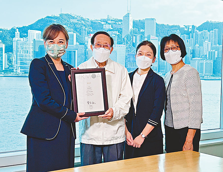 ◆本港畫家余元佳（左二）將《千呎香江圖卷》捐贈予香港藝術館，獲香港藝術館頒發感謝狀。