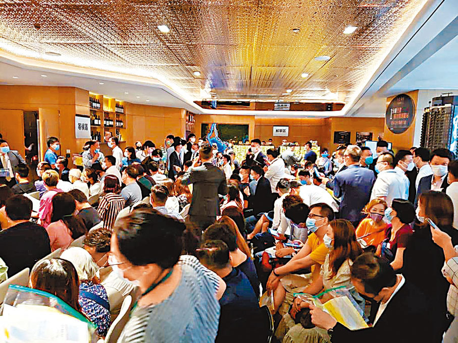 ◆樓盤展銷會上，發展商以包借九成的按揭作招徠，吸引大批買家蜂擁而至。受訪者供圖