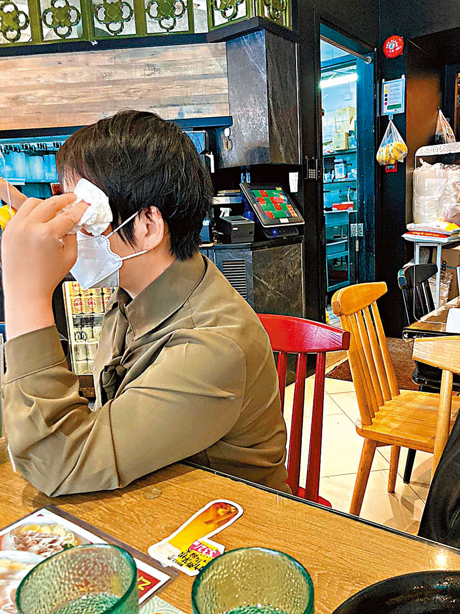 張小姐：我弟弟因無法籌多逾百萬元「上車」，連日來情緒崩潰。香港文匯報記者  攝