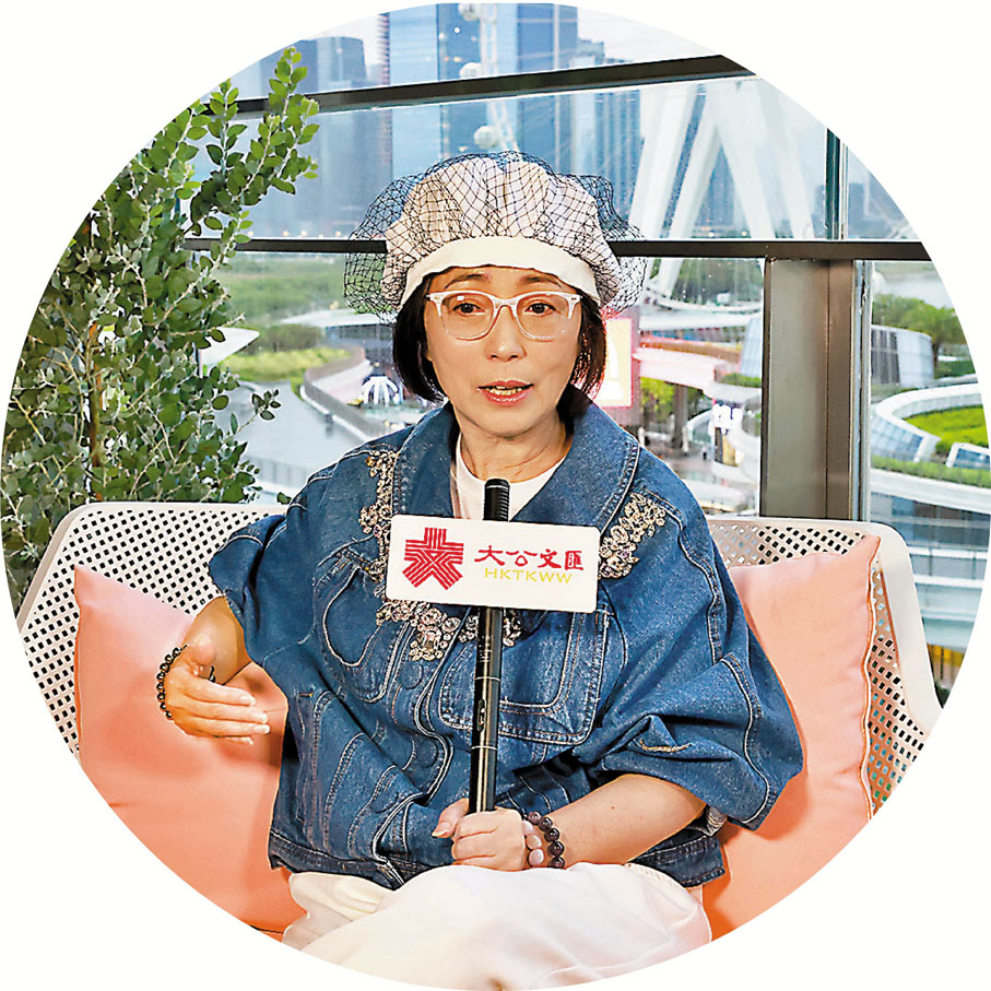 ◆因喜歡和朋友微信聊天，苑瓊丹學得了不少方言。 胡若璋 攝