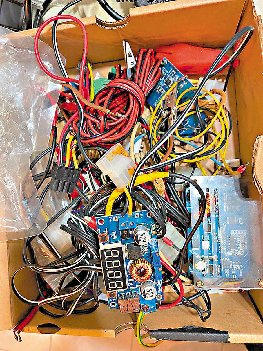 ◆警方行動檢獲一批製造計時炸彈的材料，包括電線、電路板及計時器的電子裝置。