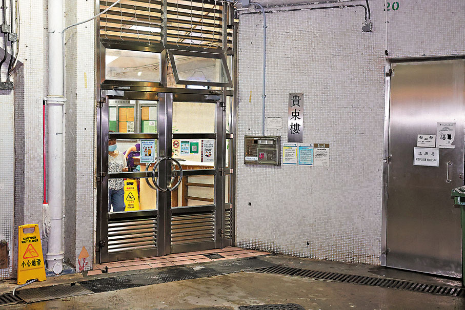 ◆ 警方在被捕人東頭邨貴東樓寓所內檢獲大量可製造TATP及HMTD炸彈化學原材料。 香港文匯報記者 攝