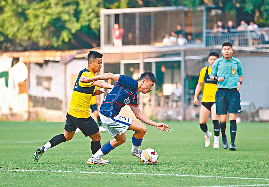 ◆5月6日，重慶隊（深藍球衣）與四川九牛進行熱身賽，備戰新一季中超。 微博圖片