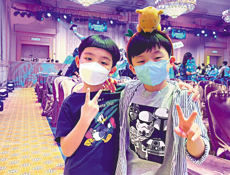  6歲的Ted和Kyle表示非常期待迪士尼的全新夜間匯演。 香港文匯報記者  攝