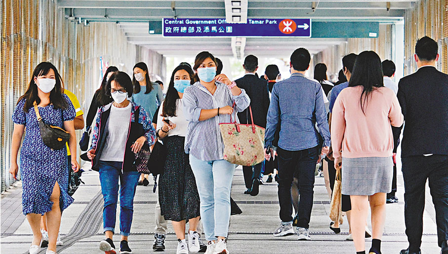 ◆ 李鑾輝指，今次調查所得指標只是政府在考慮薪酬變動時六大因素之一。圖為通往政府總部的天橋。 香港文匯報記者  攝