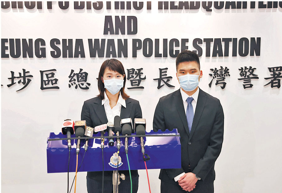 ◆深水埗警區情報組主管鍾嘉萍督察（左）指警方正調查被捕男子連日傷人動機。 香港文匯報記者 攝