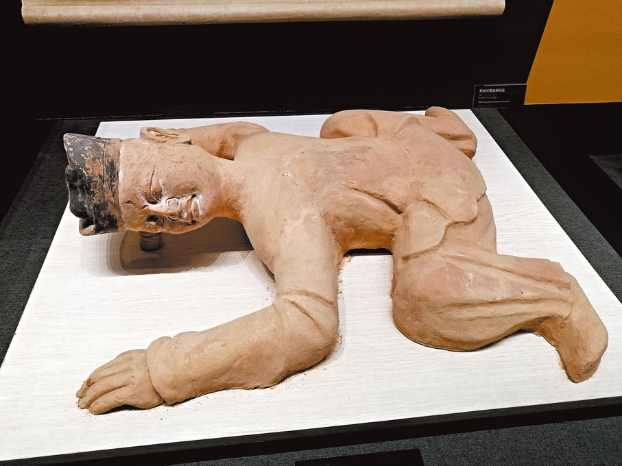 ◆新疆吐魯番阿斯塔那墓葬出土的伏聽俑