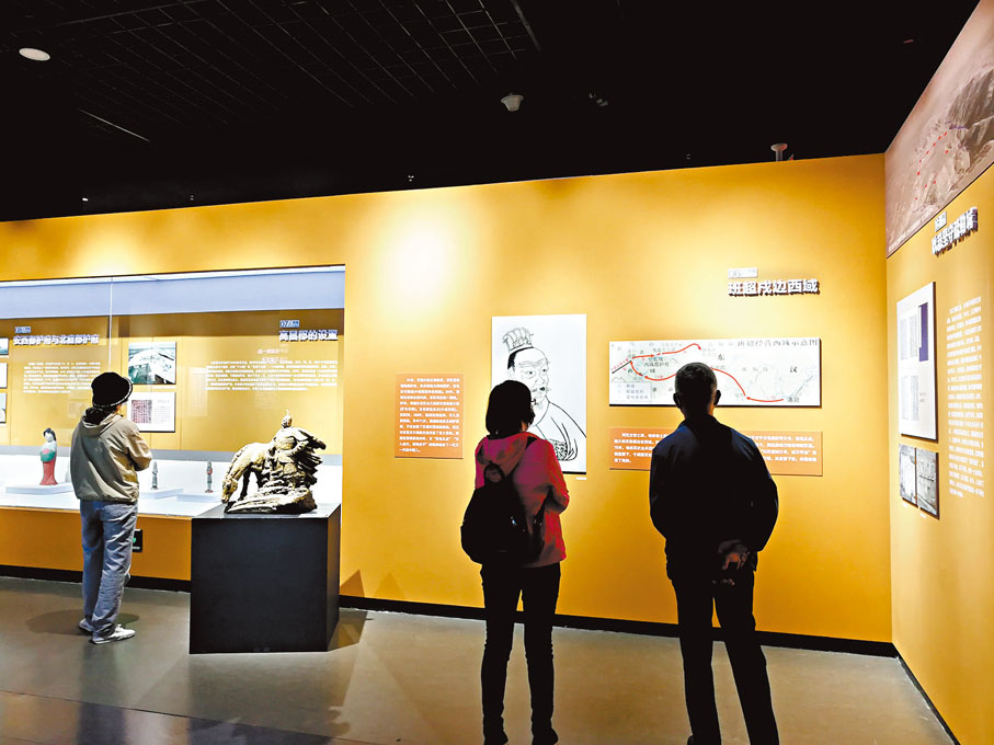 ◆遊客在新疆博物館參觀展覽