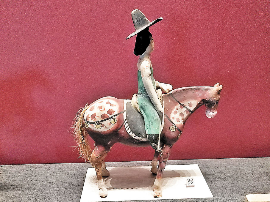 ◆唐代戴帷帽騎馬侍女俑