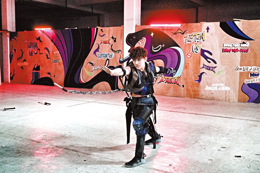 ◆陳毅燊大耍兵器顯功架。