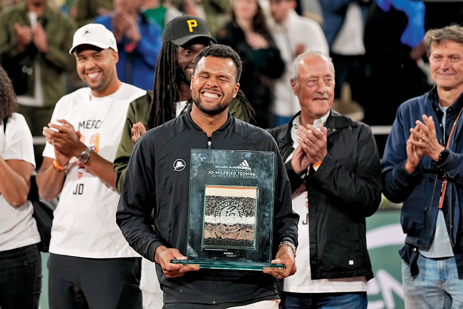 ◆宋加獲頒紀念獎座。  美聯社