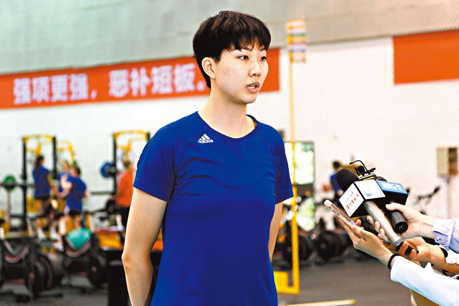 ◆隊長袁心玥接受媒體採訪。 中新社