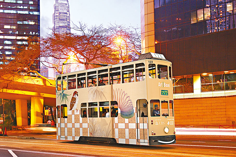 ◆旅發局與Art Basel合作，邀請本地藝術家在電車車身上展示藝術創作，將藝術帶進社區。 旅發局供圖