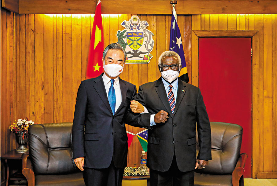 ◆5月26日，所羅門群島總理索加瓦雷（右）在霍尼亞拉總理府會見國務委員兼外長王毅。      新華社