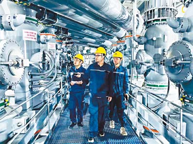 ◆被譽為「大國重器」的粵港澳大灣區直流背靠背電網工程25日正式投產。圖為南方電網廣東廣州供電局工作人員在巡視工程開關和刀閘設備。 受訪者供圖