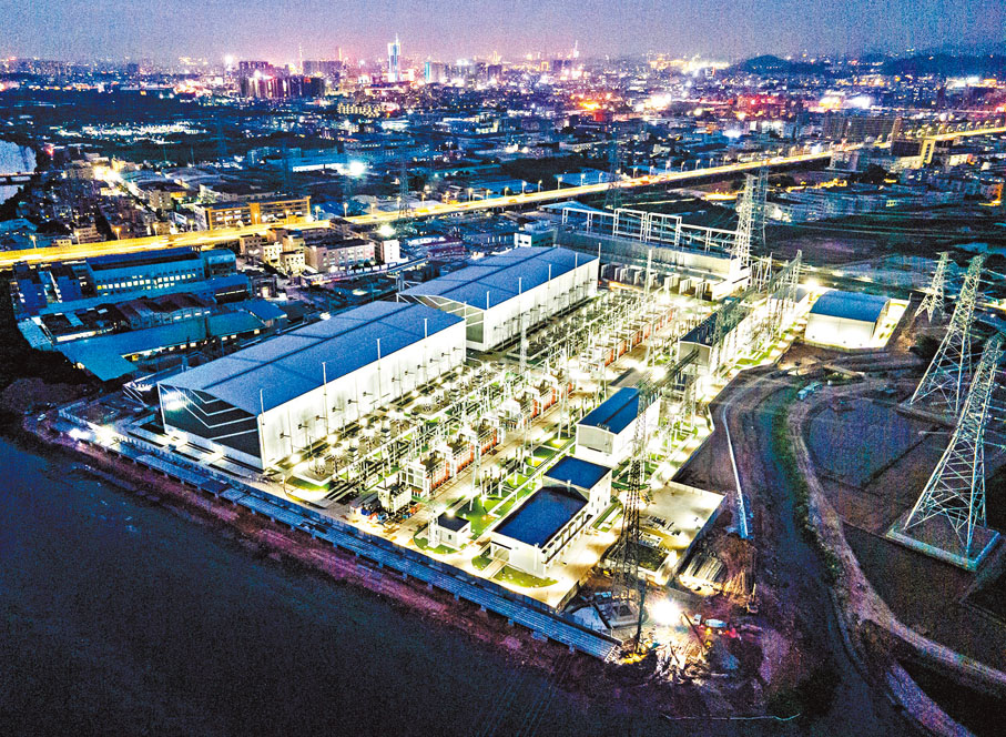 ◆夜色中的粵港澳大灣區直流背靠背電網東莞工程。受訪者供圖