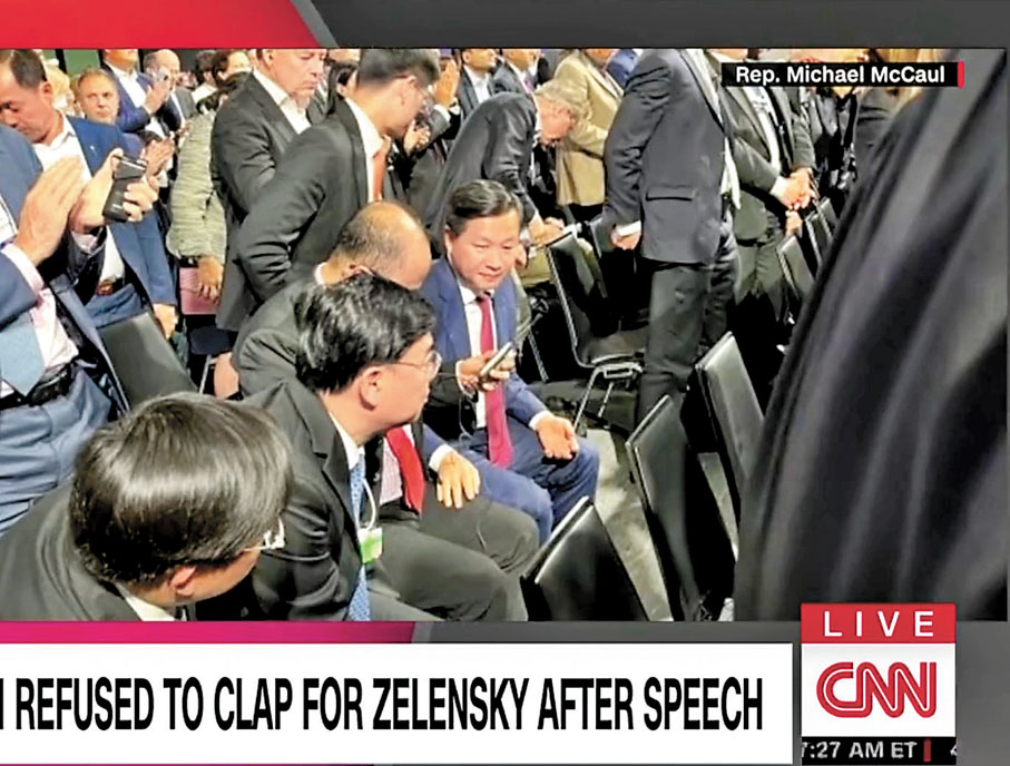 ◆得州眾議員麥考爾聲稱拍到一張「中國代表團」在澤連斯基講話結束後拒絕鼓掌並迅速離席的照片，但相中人其實是越南政府人員。 網上圖片