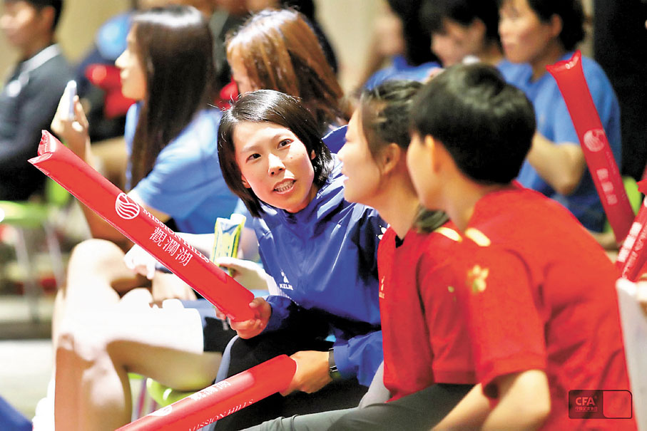 ◆江蘇女足隊員視陳婉婷（右三）為「大姐姐」。微博圖片