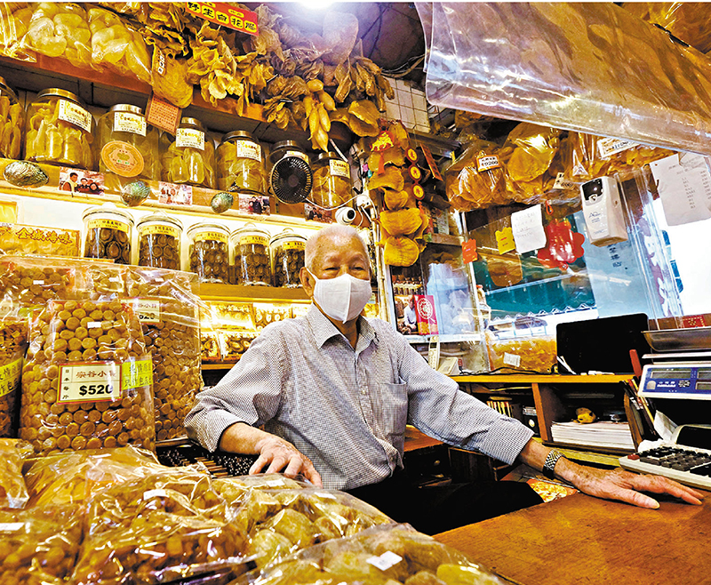 ◆70年老店金城海味舖，年屆91歲的檔主林伯。 香港文匯報記者  攝