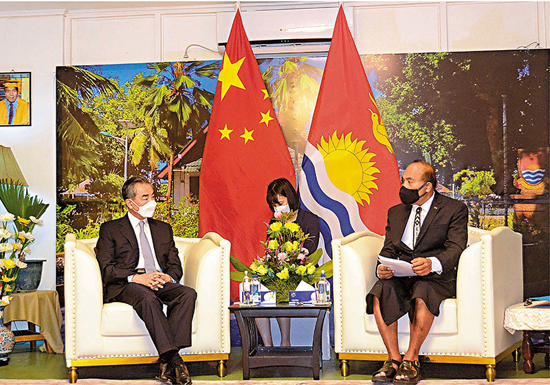 ◆當地時間5月27日，基里巴斯總統兼外長馬茂（右）在塔拉瓦總統官邸會見國務委員兼外長王毅。新華社