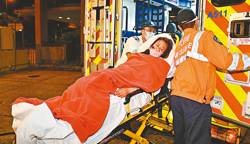 ◆追債遇襲受傷女事主清醒由救護車送院治理，其男友身中多刀重傷，昏迷送院不治。