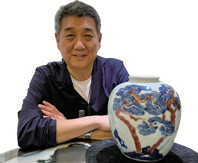 ■翟健民在講述釉裏紅瓷器