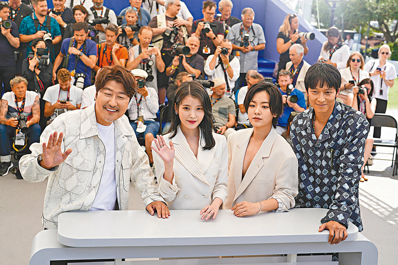 ◆ 左起:宋康昊、IU、李周映和姜棟元昨日再出席記者會見傳媒。  美聯社